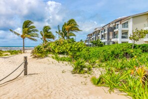 Beach - Gorgeous apartment with on-site pool, fitness center, & balcony (Playa del Carmen)