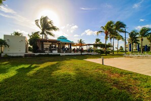 Outdoor dining - Gorgeous apartment with on-site pool, fitness center, & balcony (Playa del Carmen)