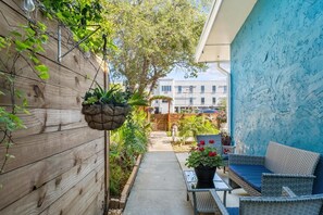Terrace/patio - You must have the experience, just steps from St Augustine's historic district (St. Augustine)