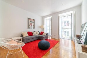 TV - Bright, central, spacious apartment with city and river view
 (Lisboa)