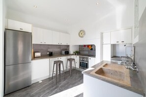 Fridge, microwave, oven, stovetop - Bright, central, spacious apartment with city and river view
 (Lisboa)