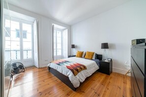 2 bedrooms, iron/ironing board, free WiFi, bed sheets - Bright, central, spacious apartment with city and river view
 (Lisboa)