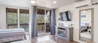 unFOREgettable 19th hole - steps from the Country Club, Golf & Pools - Pets OK!