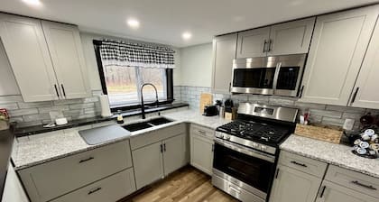 The entire Stephentown Hotel! 28 person occupancy