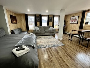 2 室のベッドルーム、デスク、WiFi、ベッドシーツ