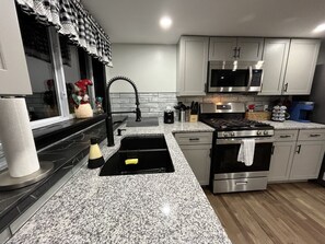 Een koelkast, een microgolfoven, een oven, een kookplaat