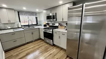 Een koelkast, een microgolfoven, een oven, een kookplaat