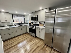 Een koelkast, een microgolfoven, een oven, een kookplaat