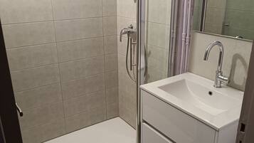 Comfort Quadruple Room, Multiple Beds | Bathroom | Shower