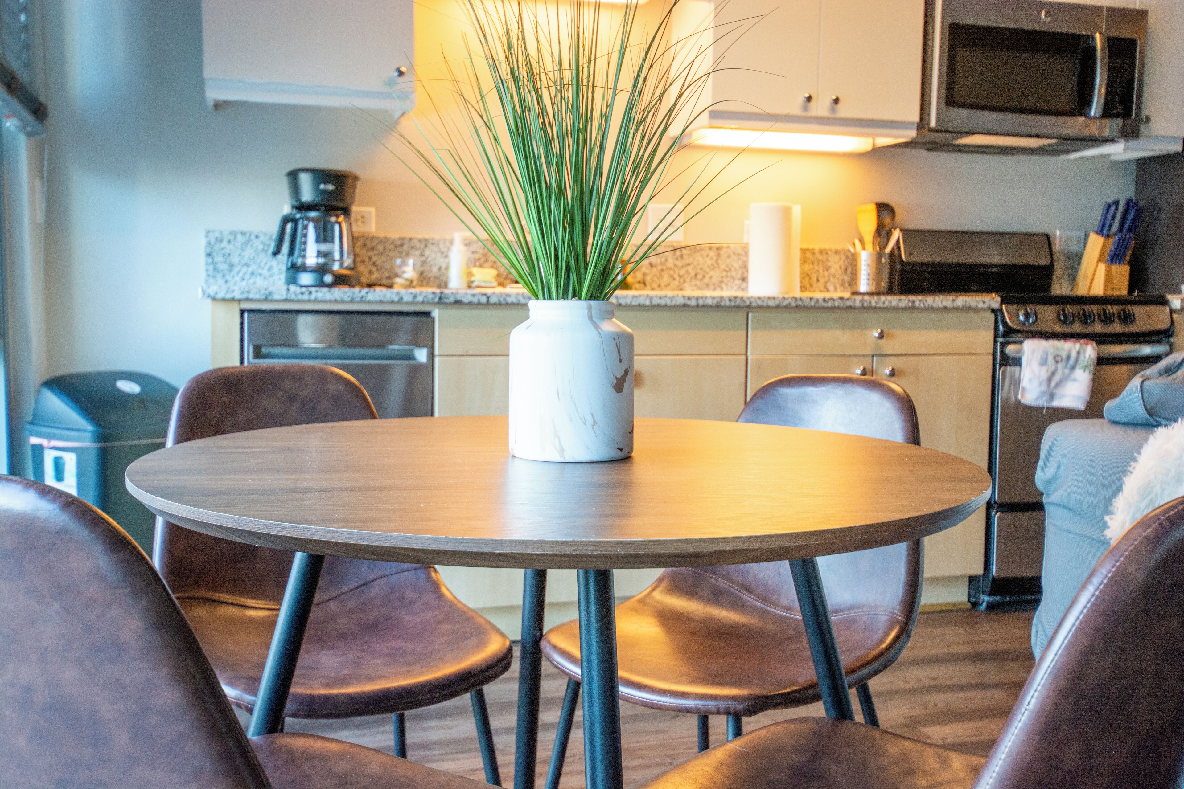 Een koelkast, een magnetron, een oven, een kookplaat