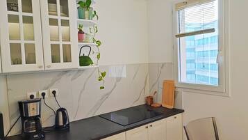 Een koelkast, een microgolfoven, een oven, een kookplaat