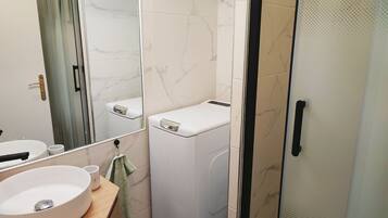 Een douche, een haardroger, handdoeken, zeep