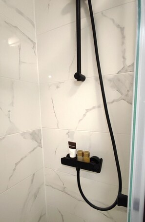 Shower, hair dryer, towels, soap - Y Space à 200m de la Gare de St. Quentin en Yvelines, 10 Minutes de Versailles (Montigny-le-Bretonneux)