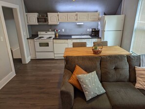 冷蔵庫、オーブン、コンロ