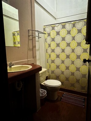 Bathtub, bidet, towels, soap - Cabinas Tropicales (Puerto Jiménez)