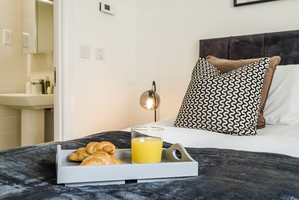 5 bedrooms, iron/ironing board, WiFi, bed sheets - Cosy Townhouse minutes for the | Cricket | Theatre & City | Groups Welcome | (Birmingham)