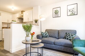 Smart TV - Cosy Townhouse minutes for the | Cricket | Theatre & City | Groups Welcome | (Birmingham)