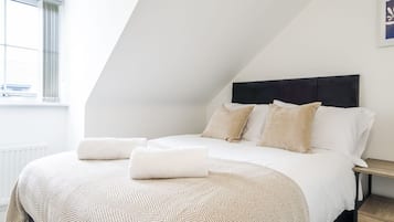 5 bedrooms, iron/ironing board, WiFi, bed sheets
