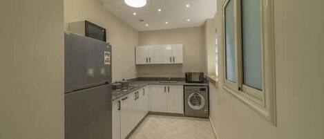 Réfrigérateur, micro-ondes, plaque de cuisson, bouilloire électrique