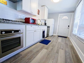 Fridge, microwave, oven, stovetop - Elegant 1 Bed Montrose - Rome - The Italian Plaza (Houston)