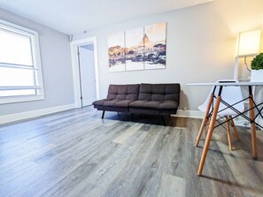 TV - Elegant 1 Bed Montrose - Rome - The Italian Plaza (Houston)