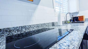 Kylskåp, mikrovågsugn, ugn och spishäll