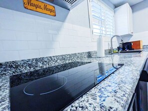 Een koelkast, een magnetron, een oven, een kookplaat