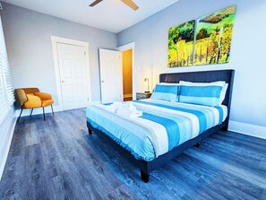 2 slaapkamers, een bureau, een strijkplank/strijkijzer, wifi