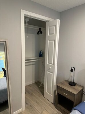1 bedroom, desk, WiFi
