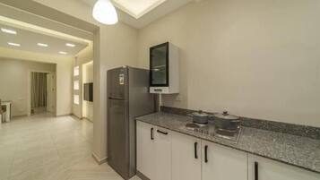 Kühlschrank, Mikrowelle, Herdplatte, Wasserkocher