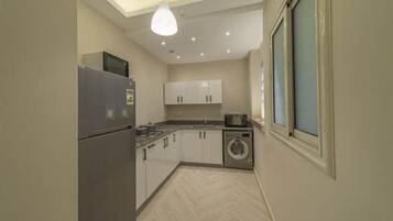 Kühlschrank, Mikrowelle, Herdplatte, Wasserkocher