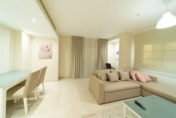 Smart TV - Ultra Deluxe One-Bedroom Suite (Giza)