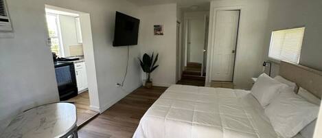 1 bedroom, desk, WiFi, bed sheets