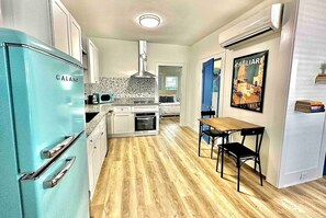 Fridge, microwave, oven, stovetop - Luxury 1 BR Montrose - Cagliari at The Italian Plaza (Houston)