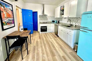 Fridge, microwave, oven, stovetop - Luxury 1 Bd Montrose - Genova at The Italian Plaza (Houston)