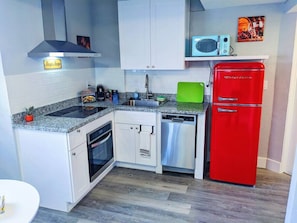 Refrigerador, microondas, horno, placa de cocina