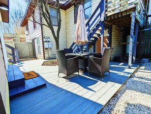 Outdoor dining - Elegant Studio Montrose-Amalfi - The ItalianPlaza (Houston)