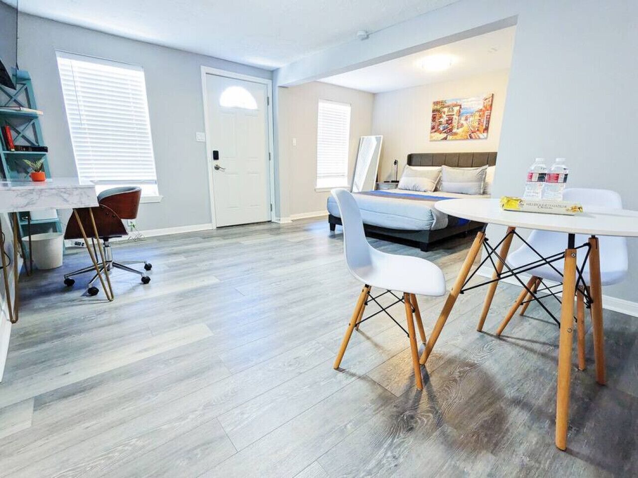 مكتب ومكواة/لوح كي وواي فاي وملاءات أسرّة