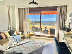 Smart TV, books - Sunny Apartment with 40 m² Terrace, Sea & Golf Views – Benalmádena Costa (Benalmadena)