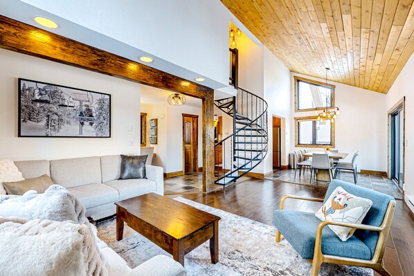 Een televisie en een open haard