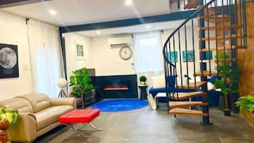 Smart TV, chimenea, videojuegos y futbolito