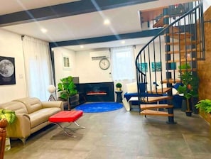 Smart-TV, Kamin, Videospiele, Tischfußball