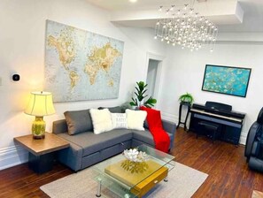 Smart-TV, Kamin, Videospiele, Tischfußball