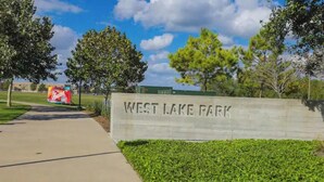 Naamplaatje voor West Lake Park, met een duidelijke route ernaartoe.