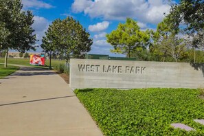 Property grounds - Cozy Home with Oversized King Suite, 15 min to IAH (Houston)