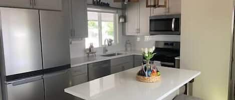 Een koelkast, een microgolfoven, een oven, een kookplaat