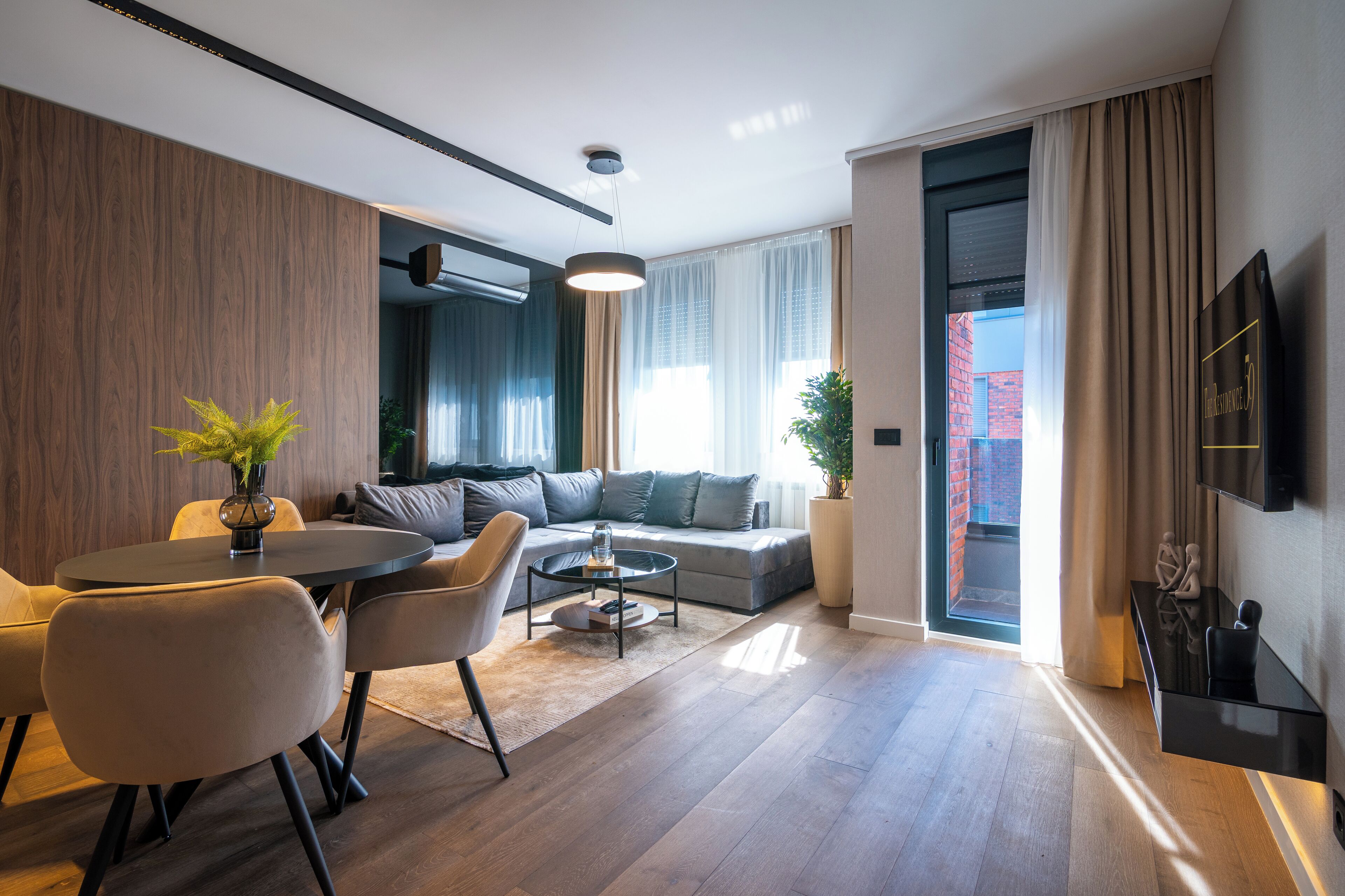 Apartamento Deluxe | Zona de estar | Smart TV de 50 pulgadas con canales por cable