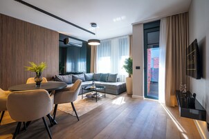 Deluxe Apart Daire | Oturma alanı | Kablolu TV kanalları bulunan 50 inç akıllı televizyon 