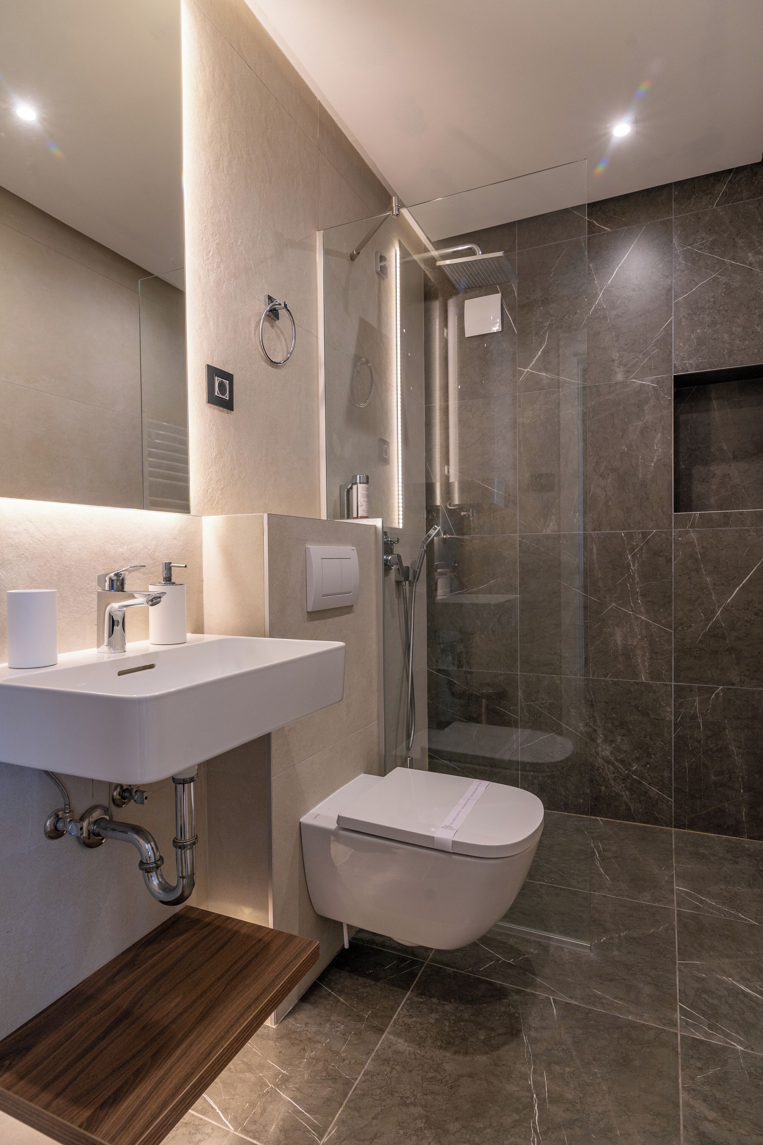 Un baño moderno con tocador, inodoro y ducha.