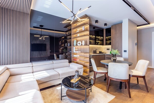 Appartamento Superior | Area soggiorno | Smart TV 50 pollici con canali via cavo